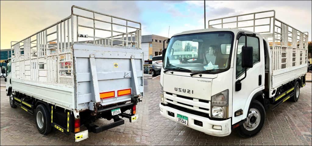 Tail lift pickup truck for rent in Abu Dhabi with hydraulic lift for loading heavy items