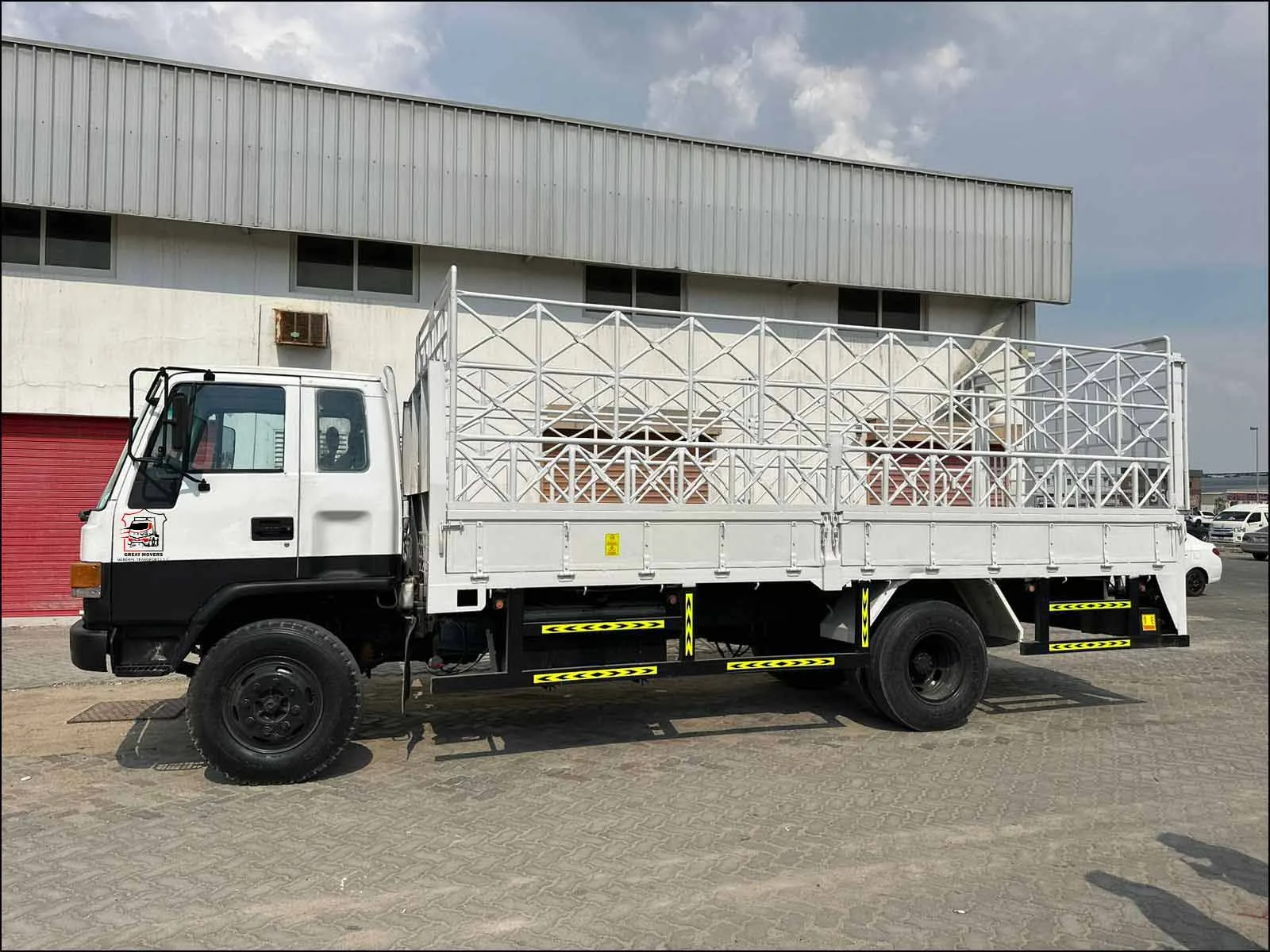 7 Ton Pickup Truck, 10 Ton Pickup Truck & Flatbed Trailer Rental in Abu Dhabi – Heavy Transport Services 2 7 Ton Pickup Truck for rent in Abu Dhabi